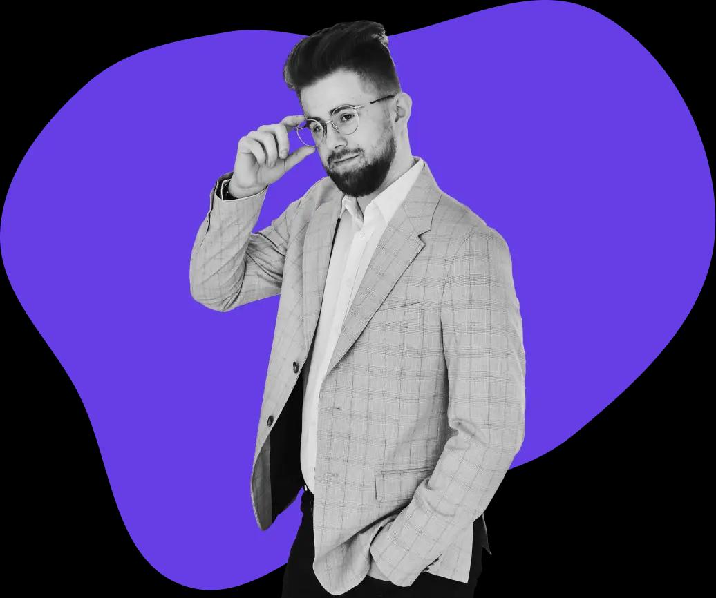 Mężczyzna trzymający się za okulary